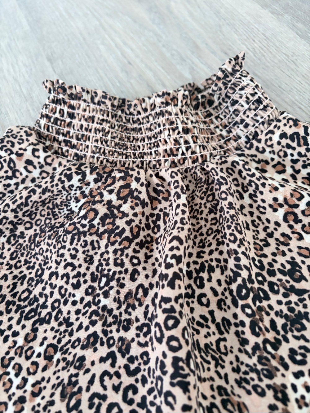 Vince Camuto Leopard Print Sleeveless Smocked Yoke Top - Picture 6 of 6